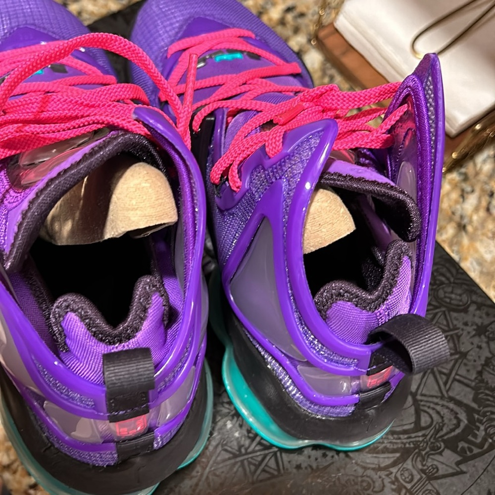 Lebron XIX - Picture 4 of 5